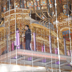 Vianney lors de l'inauguration du 130ème Noël aux Galeries Lafayette, et des illuminations des vitrines, à Paris. Le 14 novembre 2024 © Marc Ausset-Lacroix / Bestimage