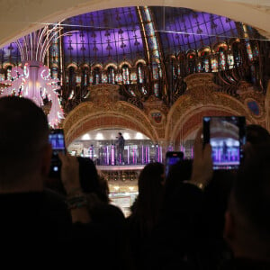 Vianney lors de l'inauguration du 130ème Noël aux Galeries Lafayette, et des illuminations des vitrines, à Paris. Le 14 novembre 2024 © Marc Ausset-Lacroix / Bestimage