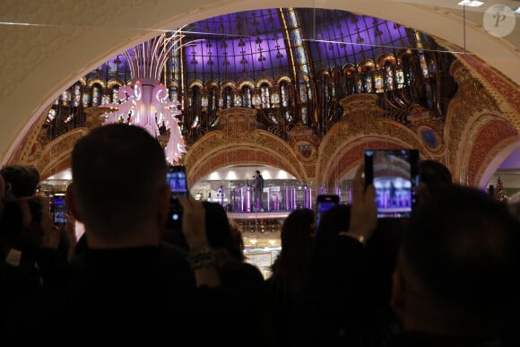 Vianney lors de l'inauguration du 130ème Noël aux Galeries Lafayette, et des illuminations des vitrines, à Paris. Le 14 novembre 2024 © Marc Ausset-Lacroix / Bestimage