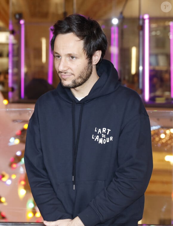 Vianney lors de l'inauguration du 130ème Noël aux Galeries Lafayette, et des illuminations des vitrines, à Paris. Le 14 novembre 2024 © Marc Ausset-Lacroix / Bestimage