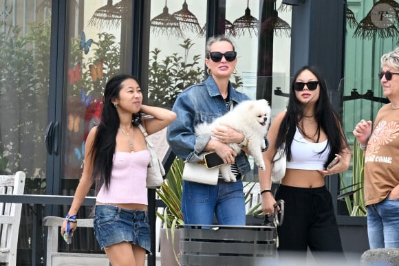 Exclusif - Laeticia Hallyday et ses filles Jade et Joy (qui résident depuis quelques jours dans la propriété familiale du Cap-d'Ail) arrivent à Marseillan pour déjeuner avec Elyette Boudou "Mamie Rock" (qui fêtera ses 89 ans le 5 juillet prochain), accompagné de son père André Boudou et sa fille Alcéa (demi soeur de Laeticia). Toute la famille est allée déjeuner à la crêperie "La Maison de Camille" à Marseillan, France, le 2 juillet 2024.