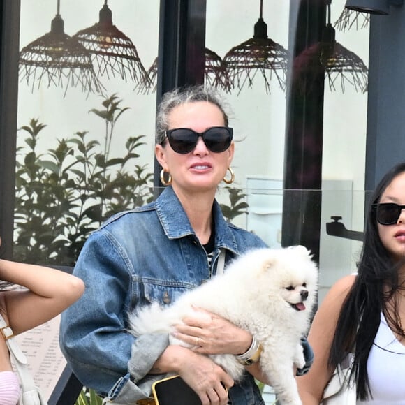 Exclusif - Laeticia Hallyday et ses filles Jade et Joy (qui résident depuis quelques jours dans la propriété familiale du Cap-d'Ail) arrivent à Marseillan pour déjeuner avec Elyette Boudou "Mamie Rock" (qui fêtera ses 89 ans le 5 juillet prochain), accompagné de son père André Boudou et sa fille Alcéa (demi soeur de Laeticia). Toute la famille est allée déjeuner à la crêperie "La Maison de Camille" à Marseillan, France, le 2 juillet 2024.