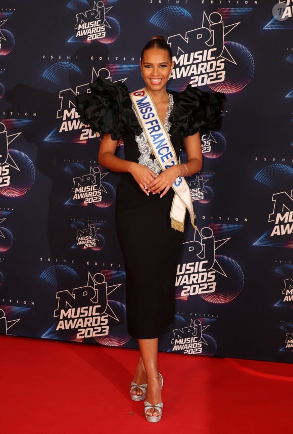 Indira Ampiot, Miss France 2023 au photocall de la 25ème cérémonie des "NRJ Music Awards (NMA)" au palais des Festivals et des Congrès de Cannes, France, le 10 novembre 2023. © Dominique Jacovides/Bestimage 