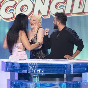 Puisque les deux anciennes meilleures ennemies s'étaient brouillées il y a quelques années 
Exclusif - Sylvie Ortega, Loana Petrucciani, Cyril Hanouna - TPMP (Touche Pas à Mon Poste) présenté par Cyril Hanouna, qui tente de réconcilier Sylvie Ortega, Loana Petrucciani et Eryl Prayer, diffusée en direct le 23 Septembre 2021 sur C8 - Paris le 23 Septembre 2021 © Jack Tribeca / Bestimage 