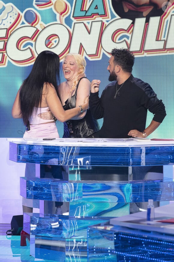 Puisque les deux anciennes meilleures ennemies s'étaient brouillées il y a quelques années 
Exclusif - Sylvie Ortega, Loana Petrucciani, Cyril Hanouna - TPMP (Touche Pas à Mon Poste) présenté par Cyril Hanouna, qui tente de réconcilier Sylvie Ortega, Loana Petrucciani et Eryl Prayer, diffusée en direct le 23 Septembre 2021 sur C8 - Paris le 23 Septembre 2021 © Jack Tribeca / Bestimage 