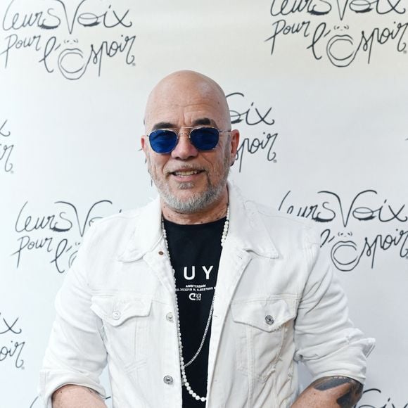 Exclusif - Pascal Obispo - Photocall lors du concert "Leurs voix pour l'espoir" diffusé le 5 juillet en prime sur C8, à l'Olympia à Paris le 11 mars 2024. © Bellak / Perusseau / Bestimage 