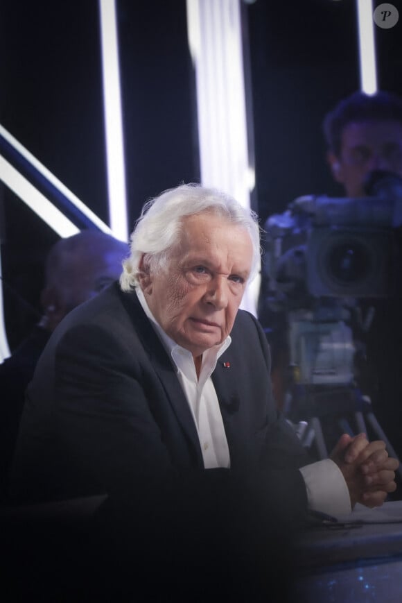 Exclusif - Michel Sardou sur le plateau de l'émission Touche pas à mon poste (TPMP) présentée en direct par C.Hanouna et diffusée sur C8 le 29 août 2022. © Jack Tribeca / Bestimage 