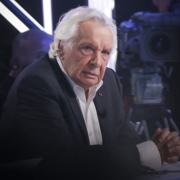 Exclusif - Michel Sardou sur le plateau de l'émission Touche pas à mon poste (TPMP) présentée en direct par C.Hanouna et diffusée sur C8 le 29 août 2022. © Jack Tribeca / Bestimage 