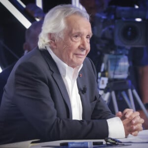 Exclusif - Michel Sardou sur le plateau de l'émission Touche pas à mon poste (TPMP) présentée en direct par C.Hanouna et diffusée sur C8 le 29 août 2022. © Jack Tribeca / Bestimage 