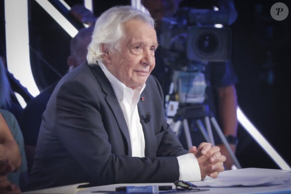 Exclusif - Michel Sardou sur le plateau de l'émission Touche pas à mon poste (TPMP) présentée en direct par C.Hanouna et diffusée sur C8 le 29 août 2022. © Jack Tribeca / Bestimage 