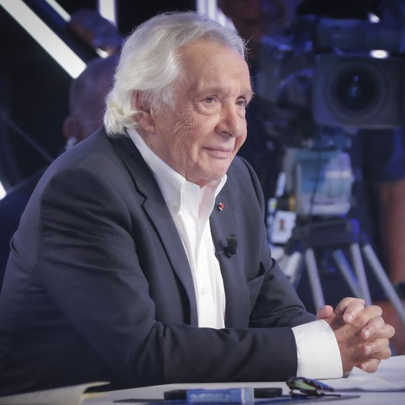 Exclusif - Michel Sardou sur le plateau de l'émission Touche pas à mon poste (TPMP) présentée en direct par C.Hanouna et diffusée sur C8 le 29 août 2022. © Jack Tribeca / Bestimage 