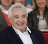 Pour de nobles causes, Michel Sardou n'hésite pas à mettre la main à la poche !
Michel Sardou - Enregistrement de l'émission " Vivement Dimanche " Spéciale Les enfants du Top 50.