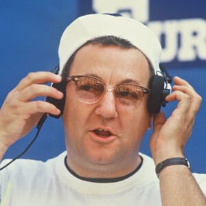 C'est depuis les locaux d'Europe 1 que l'artiste disparu en 1986 avait alors lancé un appel à la générosité.
Archives - Coluche - Première émission sur Europe 1 : "Y'en aura pour tout le monde en 1985.