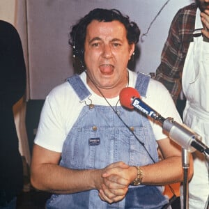 Dans les années 80, l'humoriste Coluche a pu compter sur son précieux soutien lorsqu'il a lancé les Restos du Coeur.
Archives - Coluche anime l'émission "Y'en aura pour tout le monde" sur Europe 1 en 1985.