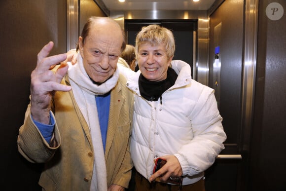 L'artiste s'est éteint à l'âge de 95 ans dans la nuit de dimanche 17 à lundi 18 novembre à Paris, des suites d'une longue maladie, a annoncé sa compagne Florence, à l'AFP, en ce début de semaine.
Exclusif - Portrait de Charles Dumont et sa compagne Florence à Paris, le 15 février 2023. © Cédric Perrin/Bestimage 