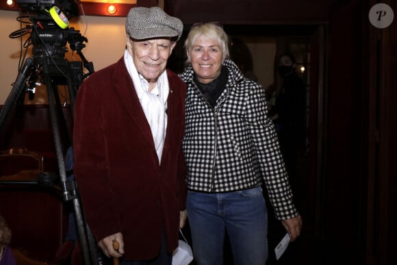 Charles Dumont et sa compagne Florence au spectacle musical de A.Turban "Entre la terre et le ciel" au théâtre de l'Atelier à Paris. Le 19 mars 2022 © Cédric Perrin / Bestimage