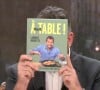 Laurent Mariotte est venu assurer la promotion de son nouveau livre "A table !" qui regroupe 100 recettes
Bruce Toussaint présente le livre de Laurent Mariotte dans "Bonjour !"