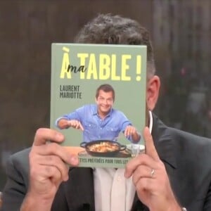 Laurent Mariotte est venu assurer la promotion de son nouveau livre "A table !" qui regroupe 100 recettes
Bruce Toussaint présente le livre de Laurent Mariotte dans "Bonjour !"