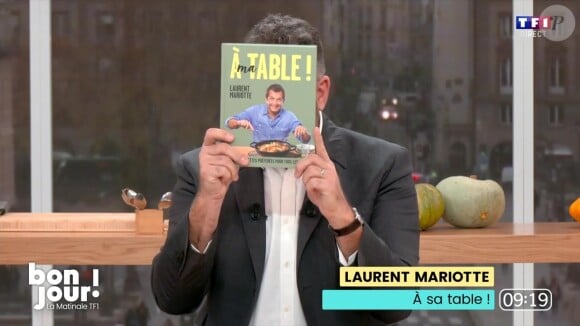 Laurent Mariotte est venu assurer la promotion de son nouveau livre "A table !" qui regroupe 100 recettes
Bruce Toussaint présente le livre de Laurent Mariotte dans "Bonjour !"