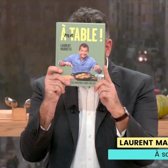 Laurent Mariotte est venu assurer la promotion de son nouveau livre "A table !" qui regroupe 100 recettes
Bruce Toussaint présente le livre de Laurent Mariotte dans "Bonjour !"