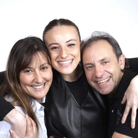 Exclusif - Portrait de Philippe Candeloro avec sa femme Olivia et leur fille Maya lors de l'enregistrement de l'émission "Chez Jordan de Luxe" à Paris. Le 6 novembre 2024 © Cédric Perrin / Bestimage