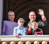 La famille princière était au complet ou presque car il manquait une membre.
Le prince Albert II et la princesse Charlene de Monaco, et leurs enfants le prince Jacques et la princesse Gabriella - La famille princière de Monaco au balcon du palais, à l'occasion de la Fête Nationale de Monaco, le 19 novembre 2024. © Jacovides-Bebert/Bestimage 