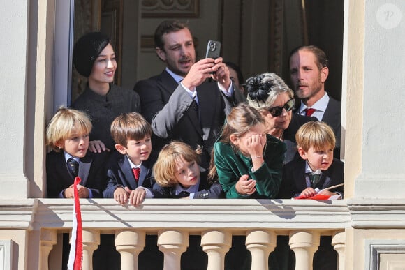 Des instants parfaits en attendant d'accueillir le prochain membre de la famille !
Beatrice Borromeo, Stefano Ercole Carlo Casiraghi, la princesse Caroline de Hanovre, Balthazar Casiraghi-Rassam, India Casiraghi, Francesco Carlo Albert Casiraghi, Pierre Casiraghi et Maximilian Casiraghi et Andrea Casiraghi - La famille princière de Monaco au balcon du palais, à l'occasion de la Fête Nationale de Monaco, le 19 novembre 2024. © Jacovides-Bebert/Bestimage 