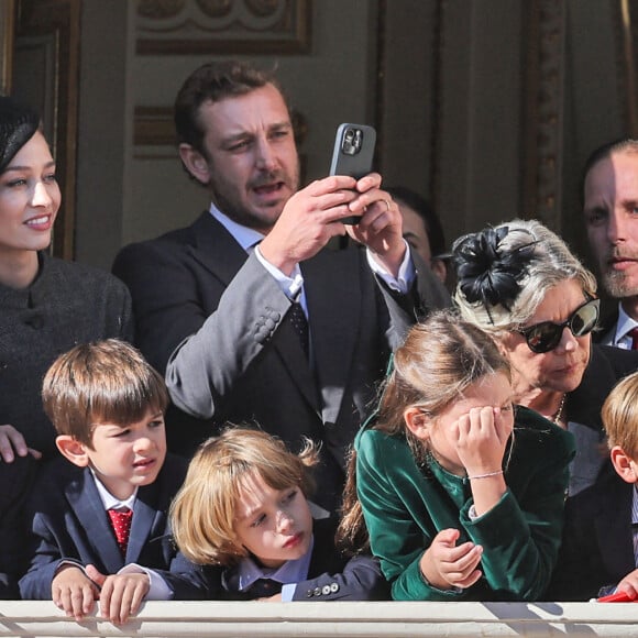 Des instants parfaits en attendant d'accueillir le prochain membre de la famille !
Beatrice Borromeo, Stefano Ercole Carlo Casiraghi, la princesse Caroline de Hanovre, Balthazar Casiraghi-Rassam, India Casiraghi, Francesco Carlo Albert Casiraghi, Pierre Casiraghi et Maximilian Casiraghi et Andrea Casiraghi - La famille princière de Monaco au balcon du palais, à l'occasion de la Fête Nationale de Monaco, le 19 novembre 2024. © Jacovides-Bebert/Bestimage 