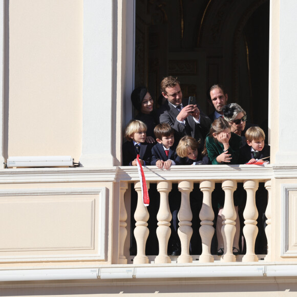 Beatrice Borromeo, Stefano Ercole Carlo Casiraghi, la princesse Caroline de Hanovre, Balthazar Casiraghi-Rassam, India Casiraghi, Francesco Carlo Albert Casiraghi, Pierre Casiraghi et Maximilian Casiraghi et Andrea Casiraghi - La famille princière de Monaco au balcon du palais, à l'occasion de la Fête Nationale de Monaco, le 19 novembre 2024. © Jacovides-Bebert/Bestimage 