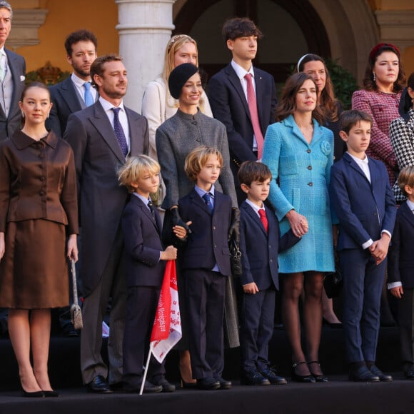 C'était la fête nationale monégasque !
la princesse Alexandra de Hanovre, Pierre Casiraghi, Beatrice Borromeo, Charlotte Casiraghi, Tatiana Santo Domingo, Andrea casiraghi dans la cour du palais princier le jour de la fête nationale de Monaco © Jean-Charles Vinaj / Pool Monaco / Bestimage 