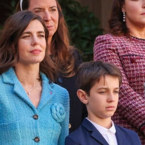 Charlotte Casiraghi, Balthazar Rassam, Raphaël Elmaleh dans la cour du palais princier le jour de la fête nationale de Monaco le 19 novembre 2024. © Jean-Charles Vinaj / Pool Monaco / Bestimage 