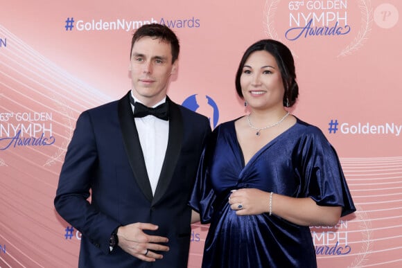 Il s'agit de Marie Ducruet, femme de Louis Ducruet
Louis Ducruet et sa femme Marie (enceinte) - La famille princière au photocall et cérémonie de clôture de la 63ème édition du Festival de Télévision de Monte-Carlo (63rd Golden Nymph) au Grimaldi Forum à Monaco le 18 juin 2024. © Claudia Albuquerque / Bestimage 