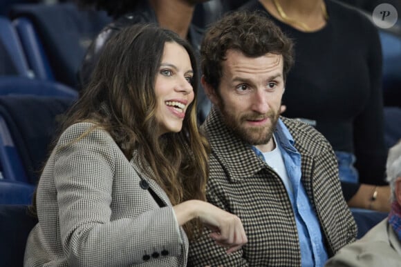 Pablo Mira est en couple avec Lisa Brunet, journaliste et réalisatrice chez M6
Lisa Brunet et son compagnon Pablo Mira en tribunes du match de Ligue 1 McDonald's opposant le Paris Saint-Germain (PSG) au Racing Club de Strasbourg Alsace (4-2) au Parc des Princes à Paris, France, le 19 octobre 2024