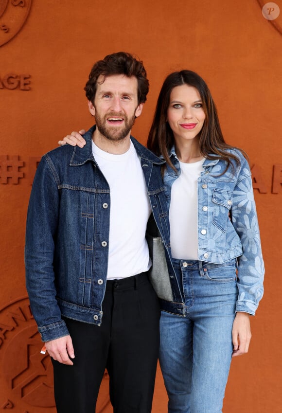 Pablo Mira et sa compagne Lisa Brunet - Célébrités au village des Internationaux de France de tennis de Roland Garros 2024 à Paris le 6 juin 2024. © Jacovides / Moreau / Bestimage 