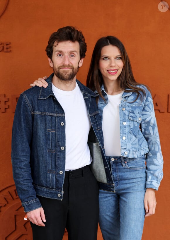 Pablo Mira et sa compagne Lisa Brunet - Célébrités au village des Internationaux de France de tennis de Roland Garros 2024 à Paris le 6 juin 2024. © Jacovides / Moreau / Bestimage 