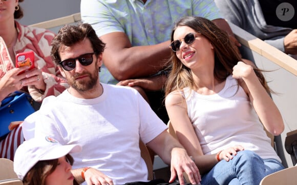 Pablo Mira et sa compagne Lisa Brunet dans les tribunes des Internationaux de France de tennis de Roland Garros 2024 à Paris, France, le 6 juin 2024. © Jacovides-Moreau/Bestimage 