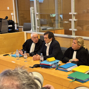 Pierre Palmade au tribunal de Melun avec ses avocats Me Alain Barsikian et Me Céline Lasek pour son procès pour blessures involontaires à la suite d'un accident de la route en février 2023 dans lequel sa voiture a percuté un autre véhicule à Melun. Le 20 novembre 2024. © Christophe Clovis / Bestimage