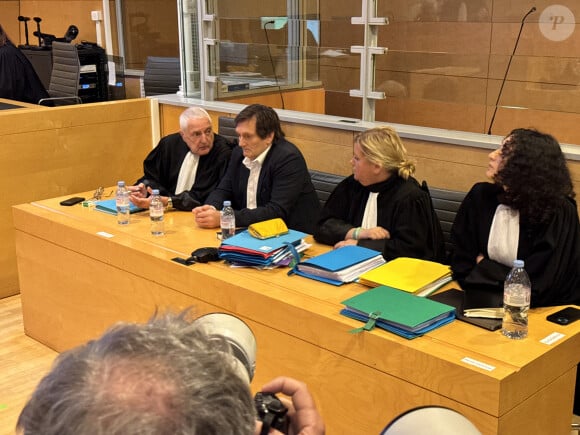 Pierre Palmade au tribunal de Melun avec ses avocats Me Alain Barsikian et Me Céline Lasek pour son procès pour blessures involontaires à la suite d'un accident de la route en février 2023 dans lequel sa voiture a percuté un autre véhicule à Melun. Le 20 novembre 2024. © Christophe Clovis / Bestimage