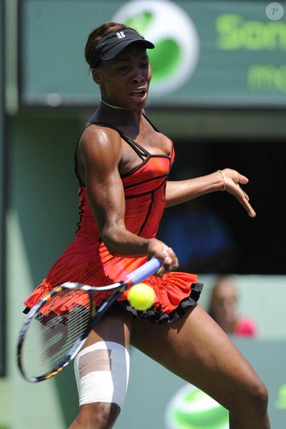 Venus Williams, tout droit sortie d'un cabaret lors de son match en quart de finale du tournoi de Miami le 30 mars 2010
