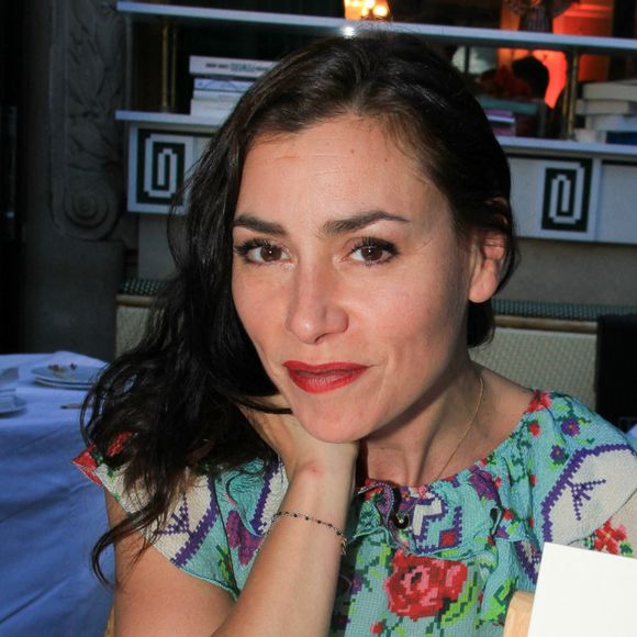 Olivia Ruiz et son livre Ecoute la pluie tomber lors de la soirée de l'été littéraire et musical aux Deux Magots à Paris le 27 juin 2022. © Philippe Baldini / Bestimage 