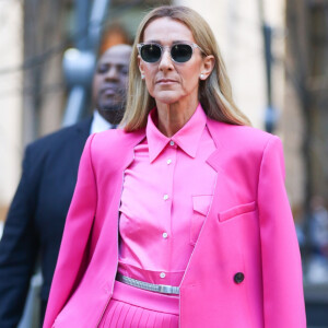 Et pourtant, Céline Dion aurait fait des efforts pour intégrer au mieux sa belle-fille qu'elle aurait "longtemps considérée comme une enfant (trop gâtée)", apprend-on. Ambiance !
Céline Dion a choisi de s'habiller en rose pour la Journée Internationale pour les Droits des Femmes à New York le 7 mars 2020. 