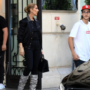 Céline Dion et son fils René-Charles Angelil sortent de l'hôtel Royal Monceau à Paris le 7 juillet 2017. 