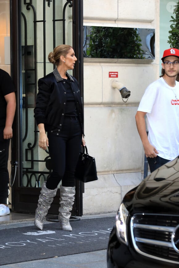 Céline Dion et son fils René-Charles Angelil sortent de l'hôtel Royal Monceau à Paris le 7 juillet 2017. 