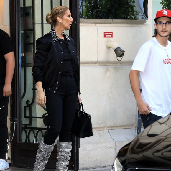 Céline Dion et son fils René-Charles Angelil sortent de l'hôtel Royal Monceau à Paris le 7 juillet 2017. 