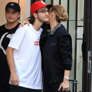 Céline Dion et son fils René-Charles Angelil sortent de l'hôtel Royal Monceau à Paris le 7 juillet 2017. 