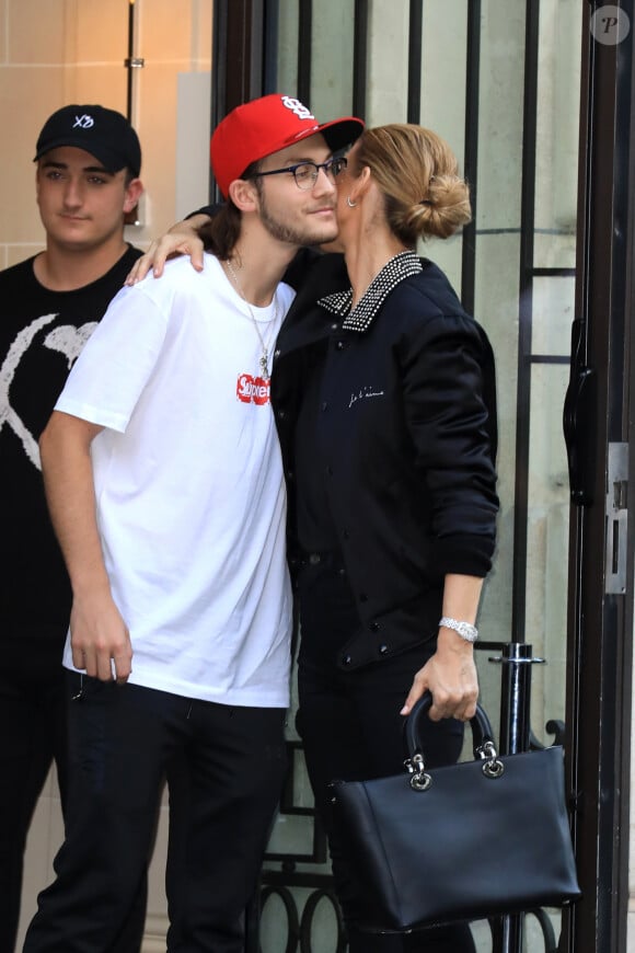 Céline Dion et son fils René-Charles Angelil sortent de l'hôtel Royal Monceau à Paris le 7 juillet 2017. 