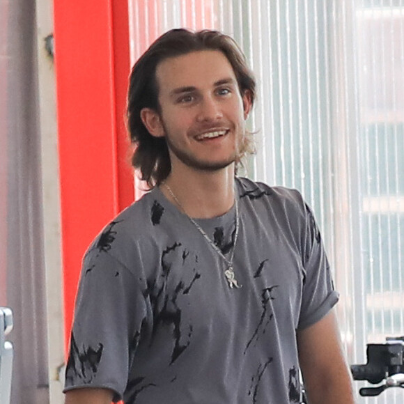 Exclusif - René-Charles Angélil (fils de Céline Dion) quitte son hôtel (le Royal Monceau) et va faire du karting avec ses amis à Cergy-Pontoise le 6 juillet 2017.