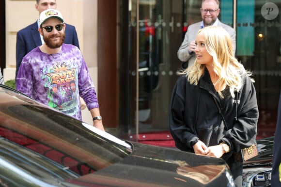 René-Charles Angélil, porte un t-shirt Outkast, et sa compagne Angelique Weckenmann à la sortie de l'hôtel Royal Monceau avant l'ouverture des Jeux Olympiques (JO) Paris 2024 à à Paris, France, le 24 juillet 2024. 