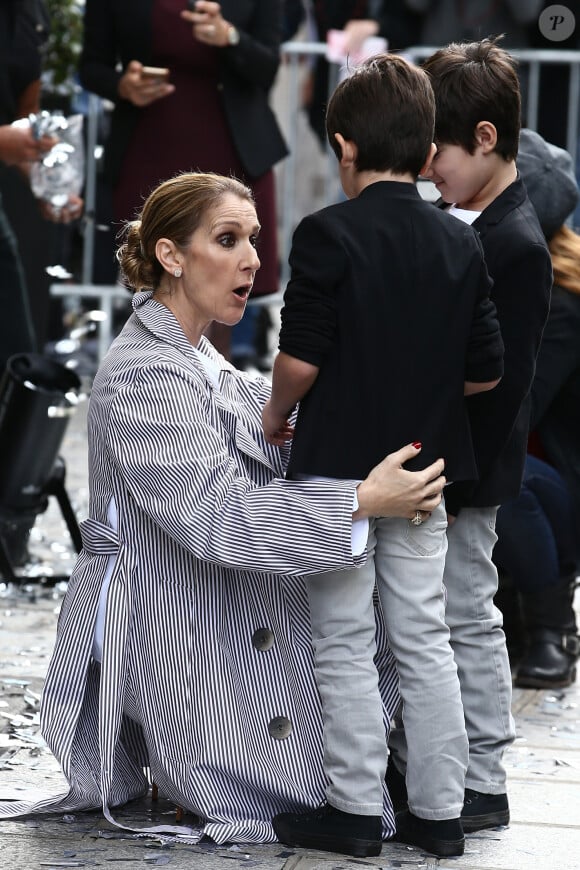 Eddy et Nelson Angelil - Celine Dion quitte l'hôtel Royal Monceau avec ses enfants et prend un jet privé au Bourget le 10 août 2017. 