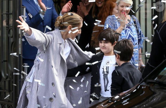 Céline Dion et ses jumeaux, Eddy et Nelson, ont reçu une pluie de confettis avant de monter dans leur voiture à la sortie de l'hôtel Royal Monceau, à Paris, France, le 10 août 2017. © Agence/Bestimage - 